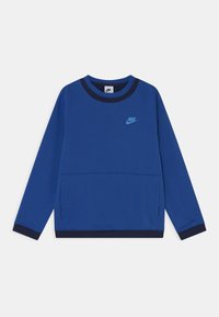 Sudadera de Nike de manga larga en azul con cuello, puños y dobladillo en un azul más oscuro, que presenta un pequeño logo de Nike en la parte superior del pecho.