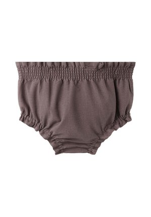Hnedý elastický pás a otvorenia na nohách detských bloomers krátkych nohavíc so zhrnutými detailmi látky na bielom pozadí.