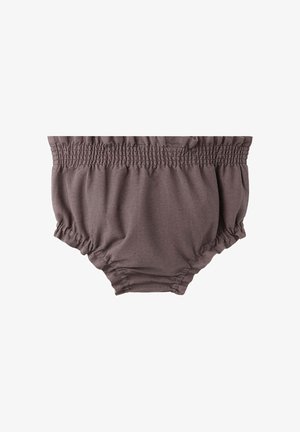 Hnedý elastický pás a otvorenia na nohách detských bloomers krátkych nohavíc so zhrnutými detailmi látky na bielom pozadí.