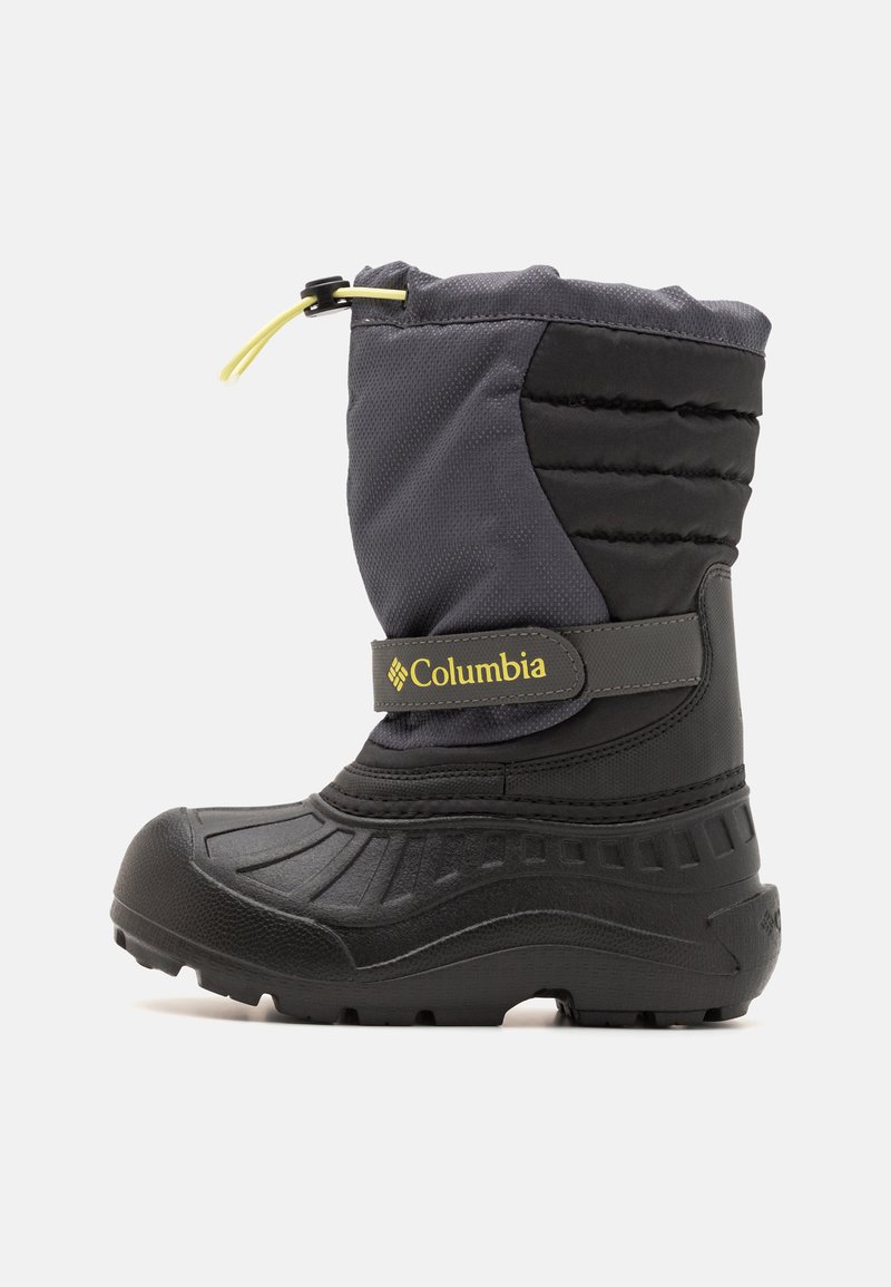 Bota de inverno isolada em preto e cinza, com sola de borracha, parte superior acolchoada, cordão ajustável e uma fita de Velcro com o logótipo da Columbia.