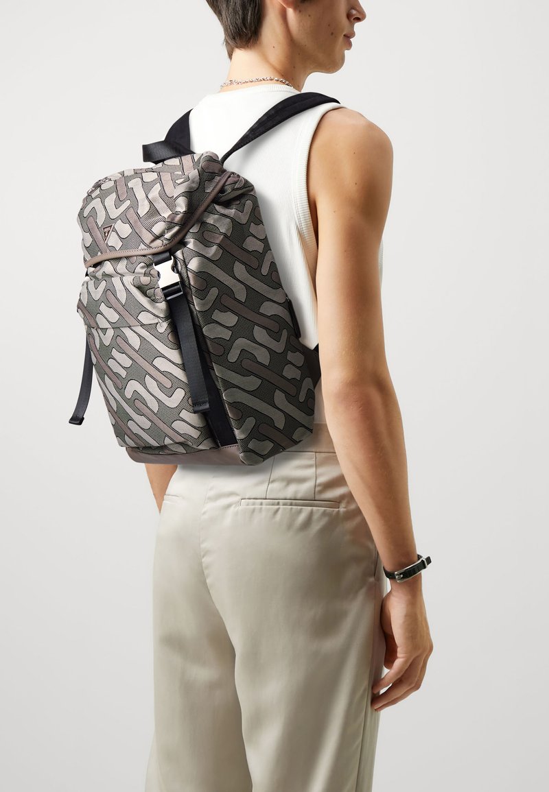Guess ROMA UNISEX - Mochila - taupe/green/marrón topo - Zalando.es