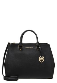 Borsa a tracolla in pelle nera con doppio manico superiore, una tracolla rimovibile, hardware dorato e un charm con logo MK. Superficie testurizzata e design angolare.