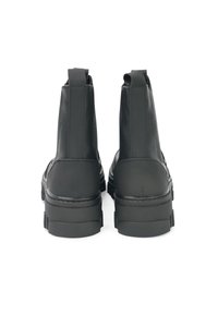 Schwarze Stiefeletten aus glattem Leder mit elastischen Seitenpaneelen und robusten Gummisohlen. Mit einer Schlaufe an der Ferse für einfaches Anziehen.