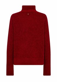 Suéter de cuello alto de manga larga en rojo intenso con puños y dobladillo acanalados, que presenta un pequeño emblema en forma de corazón cerca del escote en la parte posterior.