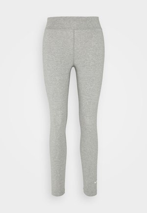 Leggings grises confeccionados en una suave tela, con una cinturilla alta y un ajuste ceñido. Incluyen un pequeño logo blanco cerca del tobillo.