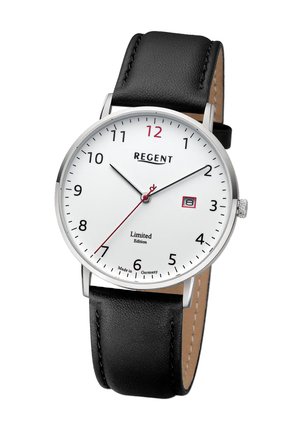 Cadran blanc avec chiffres arabes noirs, accents rouges et une fenêtre de date. Boîtier en acier inoxydable argenté, bracelet en cuir noir.