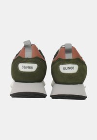 Zelené a hnedé tenisky zo semišového materiálu s bielou etiketou na päte, na ktorej je napísané "SUN68", a s šedou textúrovanou podrážkou.