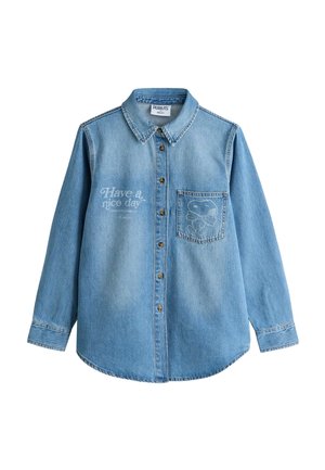 Hellblaues Jeanshemd mit langen Ärmeln, Knopfleiste vorne, Brusttasche mit Snoopy-Design und Text "Have a nice day" auf der linken Brustseite.