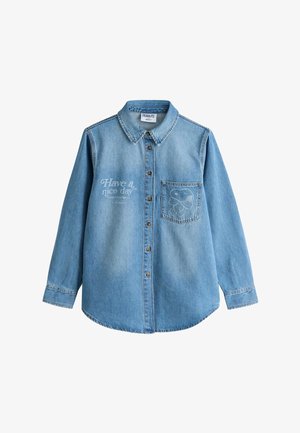 Cămașă denim albastru deschis cu mâneci lungi, încheiată cu nasturi în față, buzunar la piept cu design Snoopy și textul "Have a nice day" pe partea stângă a pieptului.