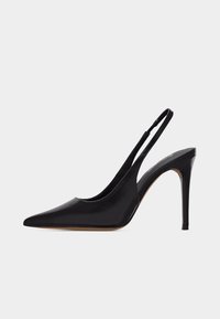 Escarpin à talon aiguilles en cuir verni noir, bout pointu, bride arrière fine avec talon haut, sur fond blanc uni.