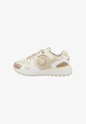 Zapatilla Colmar beige y blanca con detalles en ante, logo redondo en el lateral, cierre con cordones y suela gruesa de goma.