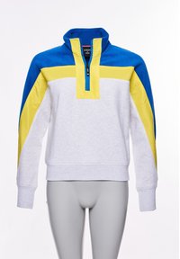 Długi rękaw sweter z półzamkiem, z niebieską kołnierzykiem i ramionami, żółtymi paskami na klatce piersiowej i rękawach oraz jasnoszarym korpusem.