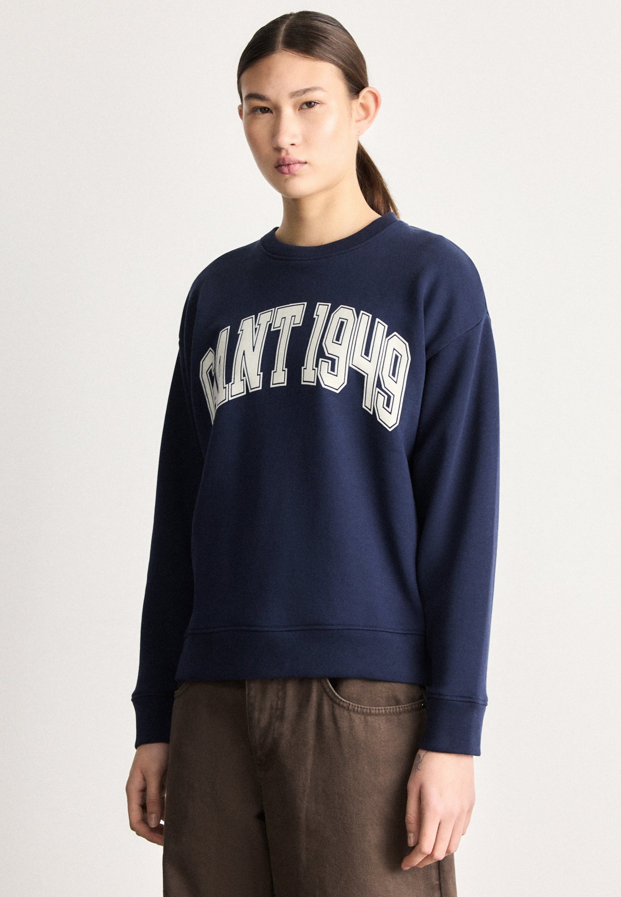 GRAPHIC C NECK