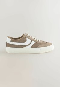 Brune ruskinds lavtop sneakers med hvide accenter, snørebåndslukning og tekstureret gummisål. Sideprofilen viser et buet design.
