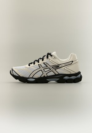 ASICS SportStyle, GEL CUMULUS 16 UNISEX - Маратонки - white/cream