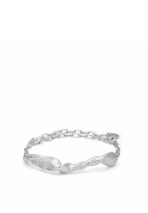 Sølvfarvet armbånd med snoet tekstureret metalstang og kædeled, sikret med en hummerlås på hvid baggrund.