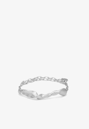 Bracelet ton argent avec une barre métallique torsadée texturée et des maillons de chaîne, sécurisé par un fermoir homard sur un fond blanc.