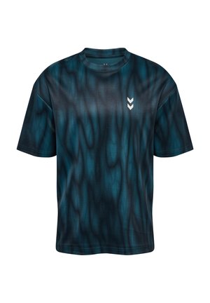 Kurzärmliges T-Shirt mit einem welligen Muster in dunkelblaugrün und schwarz. Verfügt über einen Rundhalsausschnitt und ein kleines weißes Chevron-Logo auf der linken Seite.