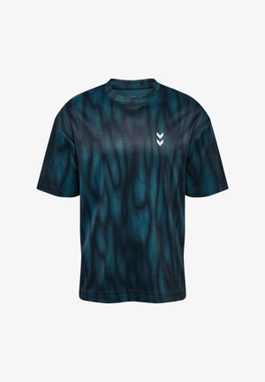 Kurzärmliges T-Shirt mit einem welligen Muster in dunkelblaugrün und schwarz. Verfügt über einen Rundhalsausschnitt und ein kleines weißes Chevron-Logo auf der linken Seite.