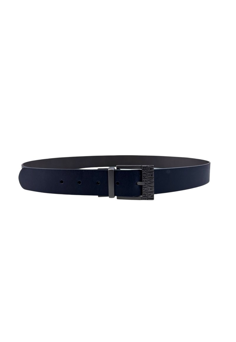 Cintura in pelle blu navy con una texture liscia, caratterizzata da una fibbia rettangolare in metallo argentato incisa con "ARMANI EXCHANGE."