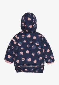 Tmavě modrá prošívaná bunda se vzorem růžových a modrých kruhů, s kapucí, elastickými manžetami a staženým lemem.