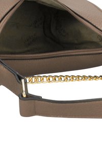 Bruine clutch van getextureerd leer met ritssluiting, gouden kettinkdetails en een beige stoffen binnenkant met een subtiel logopatroon.