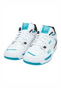 Hvite høye sneakers med turkise detaljer, med øvre del i teksturert lær, svarte detaljer og perforert tåboks for pusteevne.