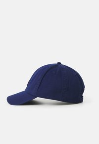Căciulă de baseball din bumbac bleu marin, cu vizieră curbată, curea ajustabilă la spate și detalii brodate pe panoul din față.