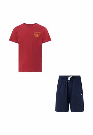 Rood T-shirt met korte mouwen en een geel Champion-logo, en donkerblauwe short met een verstelkoord en een klein Champion-embleem op het linkerbeen.
