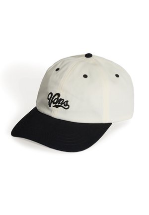 Weiß-schwarze Vans Baseballkappe mit schwarzem gesticktem Logo vorne und schwarzen Belüftungsösen auf der weißen Krone.