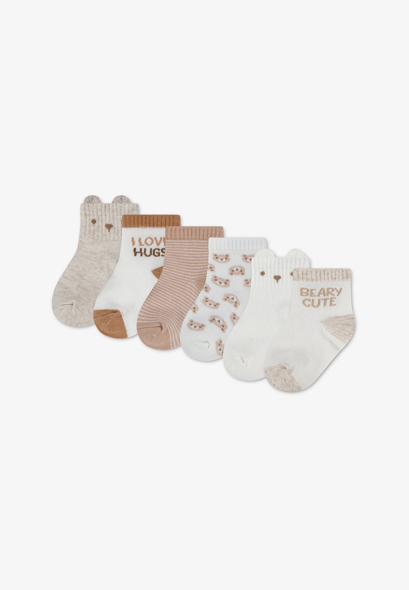 Six paires de chaussettes pour bébé dans des tons beige, blanc et marron, avec des visages d’ours, des rayures et le texte « J’aime les câlins » et « Trop mignon comme un ours ».