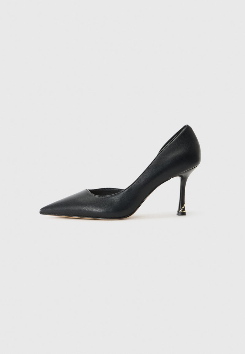 Zapato de tacón negro de piel con punta afilada y un diseño elegante, que presenta un tacón delgado y un acento dorado en la base del tacón. Textura suave.