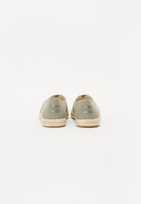 Grüne Leinen-ESPADRILLES mit einer Jutessohle und geprägtem Logo an der Ferse. Einfaches Design mit flachem Schlupfstil.