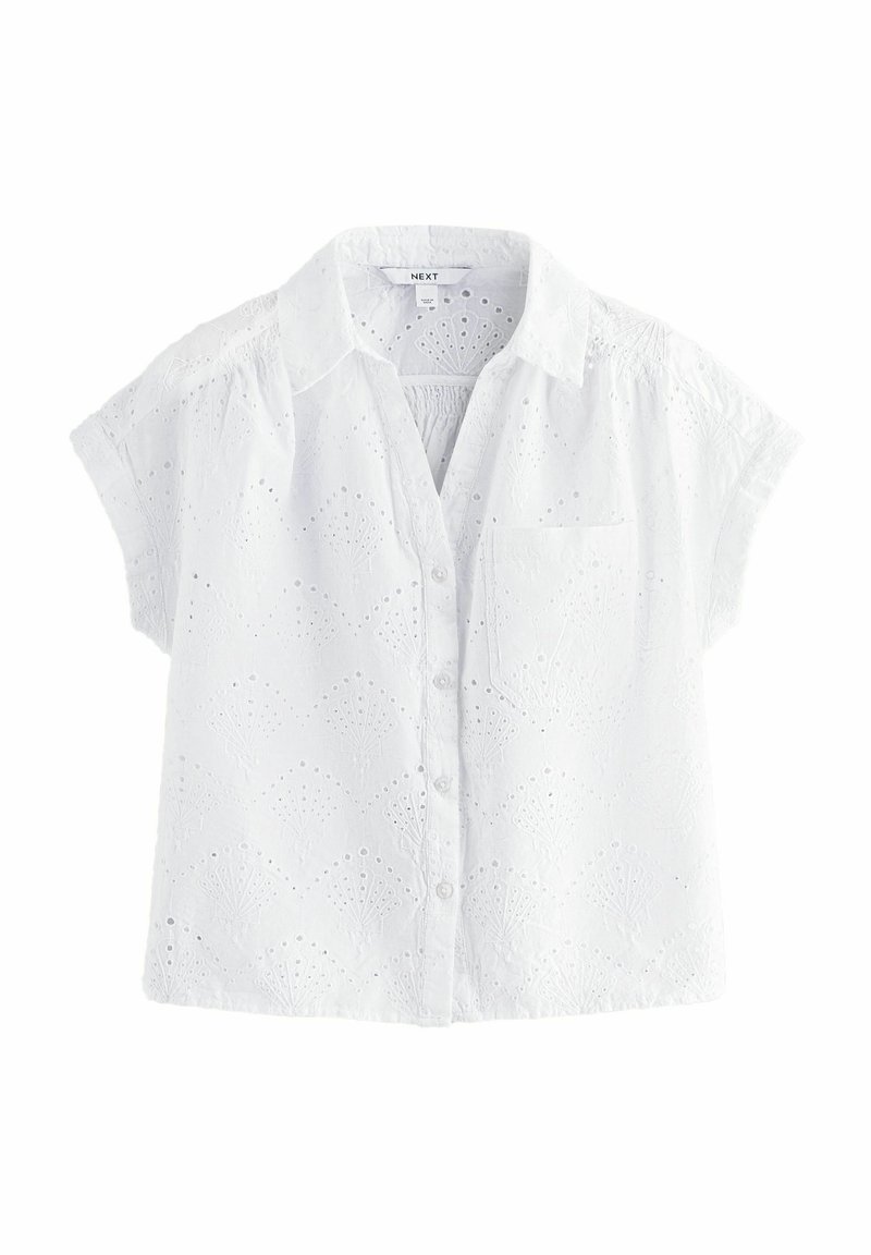 Chemise blanche à manches courtes avec boutonnage à l'avant, poche et texture à motif de ventilateur brodé, fabriquée en tissu léger.