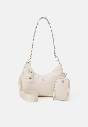 Mala de couro bege com formato curvo, alça em corrente, detalhes em prata e bolsa pequena destacável. Alça texturizada com padrão de logotipo.