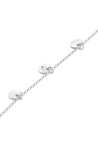 Sterling sølv armbånd med en delikat kæde, der har tre cirkulære led, som hver viser et stemplet design og en poleret finish.