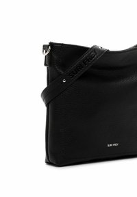 Borsa a spalla in pelle nera con superficie testurizzata, dotata di una lunga tracolla regolabile e di un discreto dettaglio del logo sul fronte.