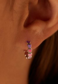 Boucle d'oreille en argent avec cinq petites formes de cœur dégradées dans des teintes de lavande, rose et violet, avec une finition lisse et brillante.