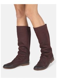 Bottines bourgogne montantes en cuir souple, présentant un design relâché, un bout rond et une semelle en bois plate.