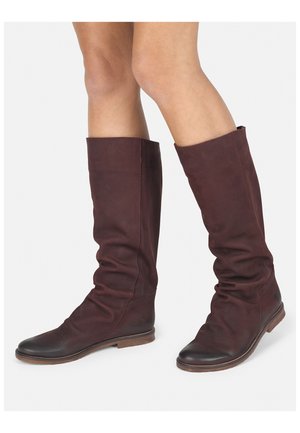Bottines bourgogne montantes en cuir souple, présentant un design relâché, un bout rond et une semelle en bois plate.