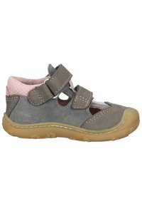 Grå ruskindssandal med en pink meshkrave. Har to justerbare velcroremme og en gummisål med tekstureret mønster for bedre greb.