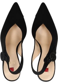 Tacchi alti in suede nero con punta affusolata, lati con taglio e cinturino alla caviglia con un bottone rotondo come accent. Soletta beige.