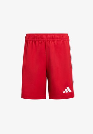 Shorts de sport rouges avec une taille élastique, des rayures blanches sur les côtés et un petit logo blanc en bas à gauche. Matière lisse et légère.