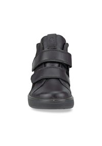 Scarpa sportiva nera in pelle con due cinturini in Velcro, punta tonda, suola in gomma testurizzata e dettagli con logo sul cinturino superiore.