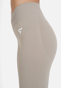 SQUATPROOF Pajkice - light brown