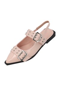 Slingback schoenen met spitse neus in glanzend lichtroze lakleer. Voorzien van dubbele riempjes met zilverkleurige gespen en ronde uitsparingen. Zwarte zool.