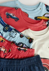 To sæt farverige børnetoppe og -shorts. Består af bomuldsmateriale, forskellige køretøjsprints, elastiske taljer og ribbede halsudskæringer.