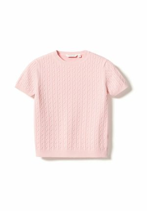 Pull en maille à manches courtes de couleur rose clair, présentant un motif torsadé texturé, un col rond et des poignets et un ourlet côtelés.