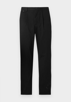 Pantalon noir droit avec poche latérale boutonnée et fermeture à bouton à l'avant sur un fond uni.