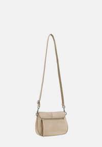 Borsa a tracolla in pelle beige con tracolla regolabile, tasca con zip sul davanti, texture liscia e dettagli cuciti sottili.